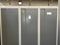 Metalen garderobekast / lockerkast met 3 deuren (6x) - afbeelding 2 van  3