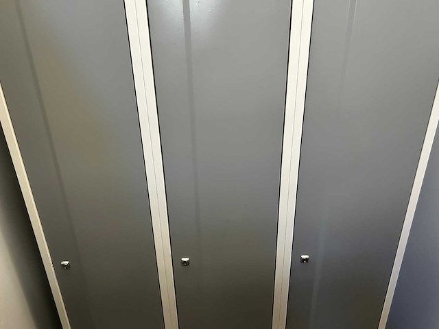 Metalen garderobekast / lockerkast met 3 deuren (6x) - afbeelding 3 van  3