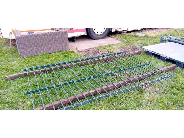 Metalen hek met 2-delige poort - afbeelding 1 van  11
