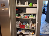 Metalen kast met disposables - afbeelding 1 van  4