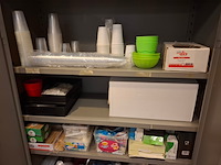Metalen kast met disposables - afbeelding 3 van  4