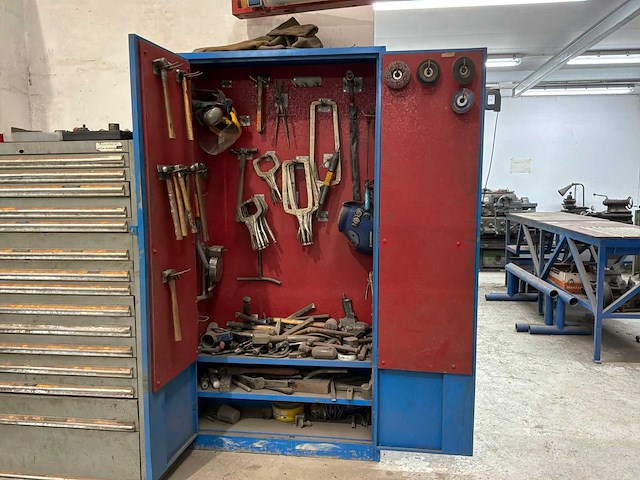Metalen kast met diverse handgereedschappen - afbeelding 1 van  5