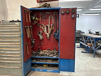 Metalen kast met diverse handgereedschappen - afbeelding 1 van  5