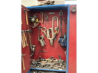 Metalen kast met diverse handgereedschappen - afbeelding 2 van  5