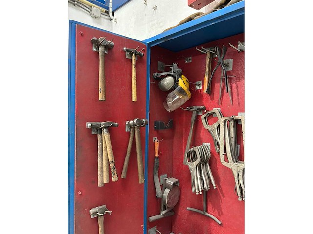 Metalen kast met diverse handgereedschappen - afbeelding 3 van  5