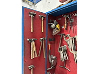 Metalen kast met diverse handgereedschappen - afbeelding 3 van  5