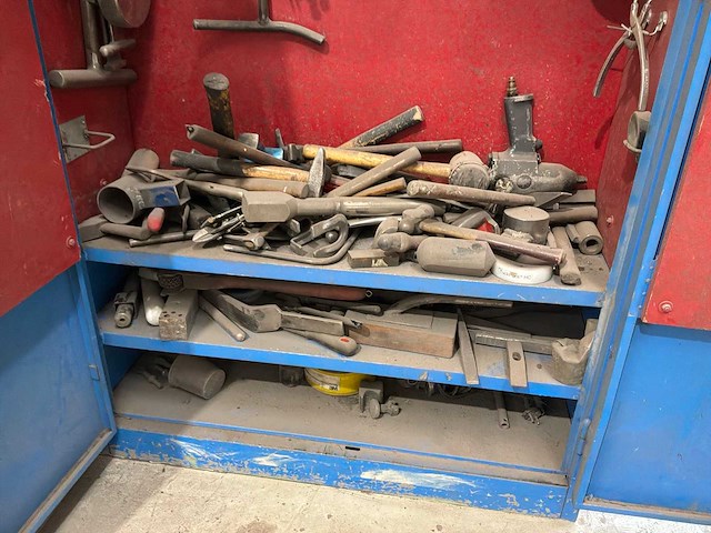 Metalen kast met diverse handgereedschappen - afbeelding 4 van  5