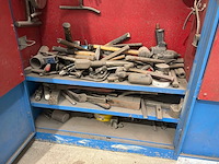 Metalen kast met diverse handgereedschappen - afbeelding 4 van  5