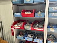 Metalen kast met diverse schroeven - afbeelding 2 van  3
