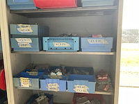 Metalen kast met diverse schroeven - afbeelding 3 van  9