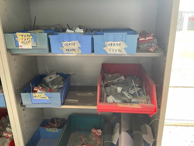Metalen kast met diverse schroeven - afbeelding 4 van  9