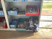 Metalen kast met diverse schroeven - afbeelding 5 van  9