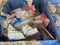 Metalen kast met diverse schroeven - afbeelding 7 van  9