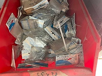 Metalen kast met diverse schroeven - afbeelding 8 van  9