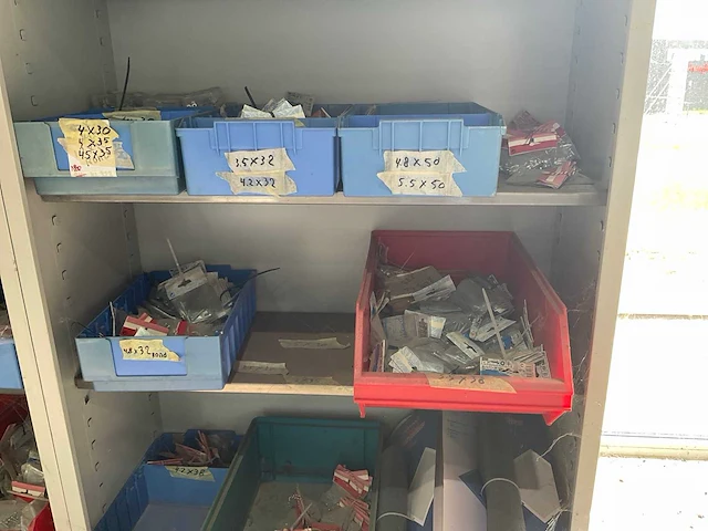 Metalen kast met diverse schroeven - afbeelding 4 van  9
