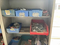 Metalen kast met diverse schroeven - afbeelding 4 van  9