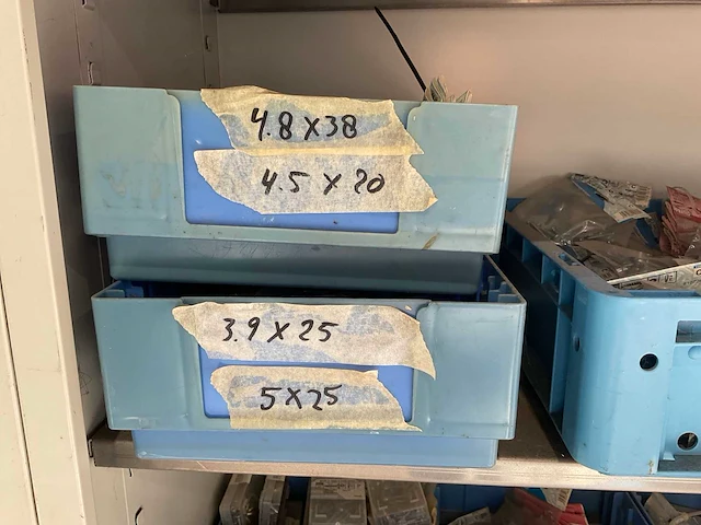 Metalen kast met diverse schroeven - afbeelding 9 van  9