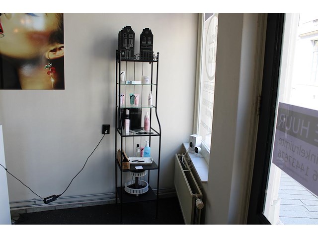 Metalen kast met glazen schappen, afm. 40 x 38 x 176 cm. - afbeelding 1 van  3