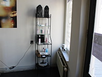 Metalen kast met glazen schappen, afm. 40 x 38 x 176 cm.