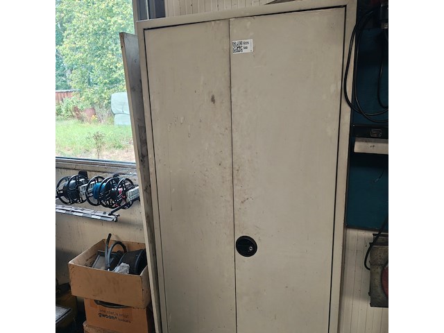 Metalen kast met inhoud - afbeelding 1 van  3