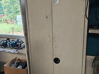 Metalen kast met inhoud - afbeelding 1 van  3