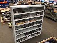 Metalen kast met veren - afbeelding 1 van  6