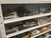 Metalen kast met veren - afbeelding 2 van  6