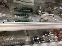 Metalen kast met veren - afbeelding 4 van  6