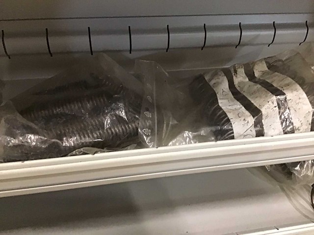 Metalen kast met veren - afbeelding 5 van  6