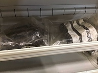 Metalen kast met veren - afbeelding 5 van  6