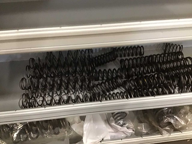 Metalen kast met veren - afbeelding 6 van  6