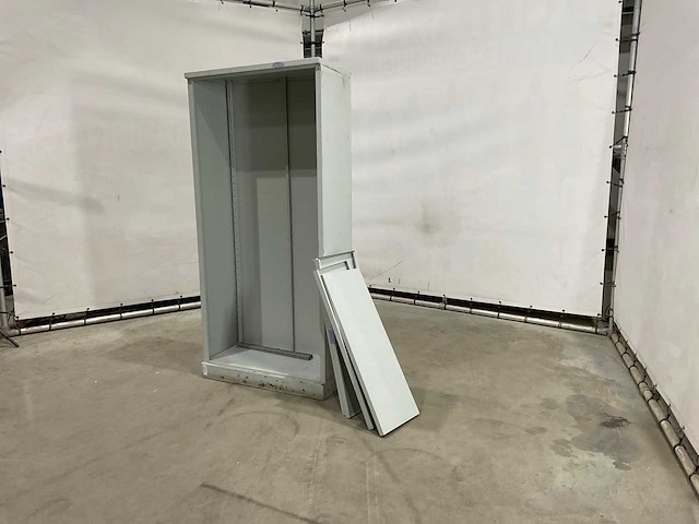 Metalen kast - afbeelding 1 van  5
