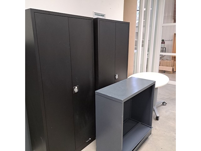 Metalen kasten en een bureau - afbeelding 1 van  5