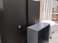 Metalen kasten en een bureau - afbeelding 1 van  5