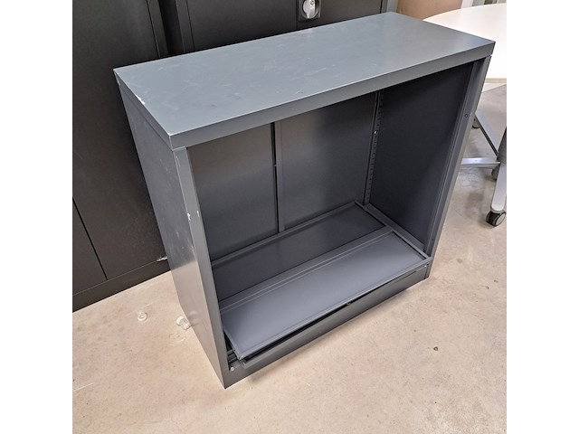 Metalen kasten en een bureau - afbeelding 2 van  5