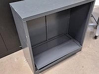 Metalen kasten en een bureau - afbeelding 2 van  5