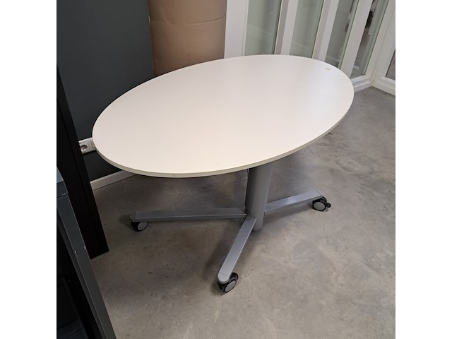 Metalen kasten en een bureau - afbeelding 3 van  5