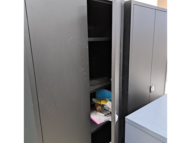 Metalen kasten en een bureau - afbeelding 4 van  5