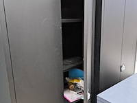 Metalen kasten en een bureau - afbeelding 4 van  5