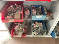 Metalen kasten met diverse schroeven (4x) - afbeelding 12 van  16