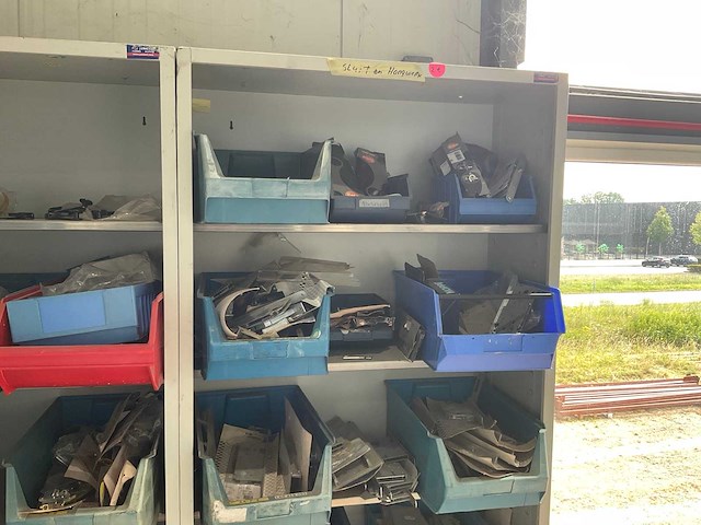 Metalen kasten met diverse schroeven (4x) - afbeelding 3 van  3