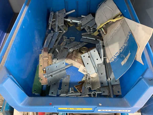 Metalen kasten met diverse schroeven (4x) - afbeelding 2 van  10