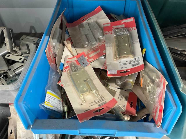 Metalen kasten met diverse schroeven (4x) - afbeelding 3 van  10