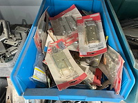Metalen kasten met diverse schroeven (4x) - afbeelding 3 van  10