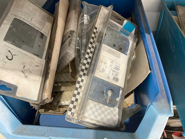 Metalen kasten met diverse schroeven (4x) - afbeelding 5 van  10