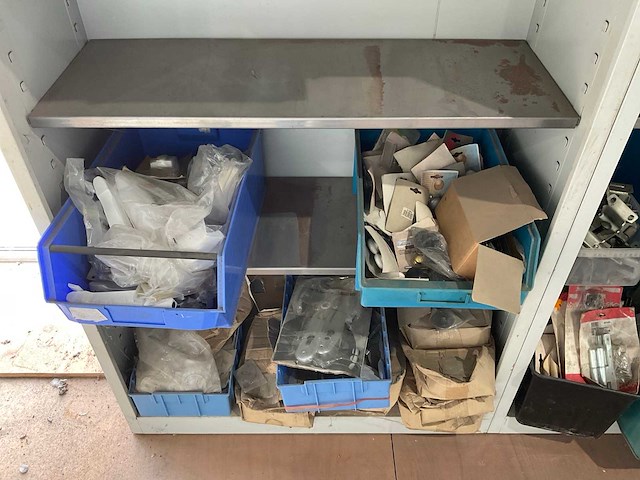 Metalen kasten met diverse schroeven (4x) - afbeelding 6 van  10
