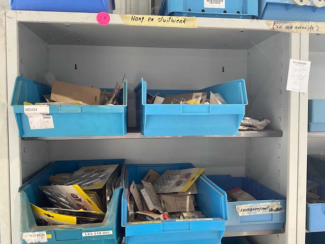 Metalen kasten met diverse schroeven (4x) - afbeelding 7 van  10