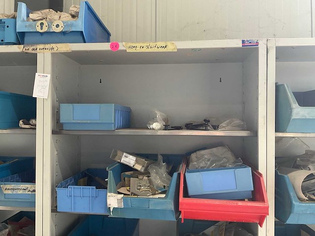 Metalen kasten met diverse schroeven (4x) - afbeelding 8 van  10