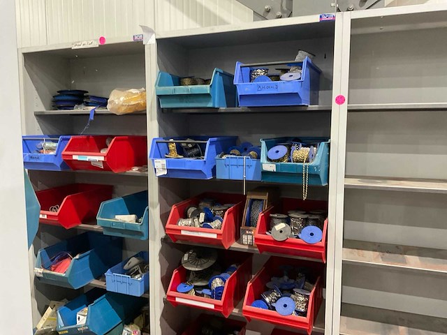 Metalen kasten met inhoud (2x) - afbeelding 1 van  13