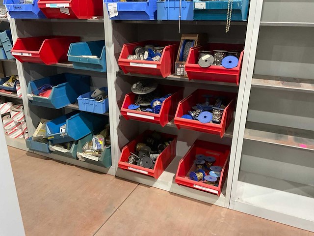 Metalen kasten met inhoud (2x) - afbeelding 6 van  13